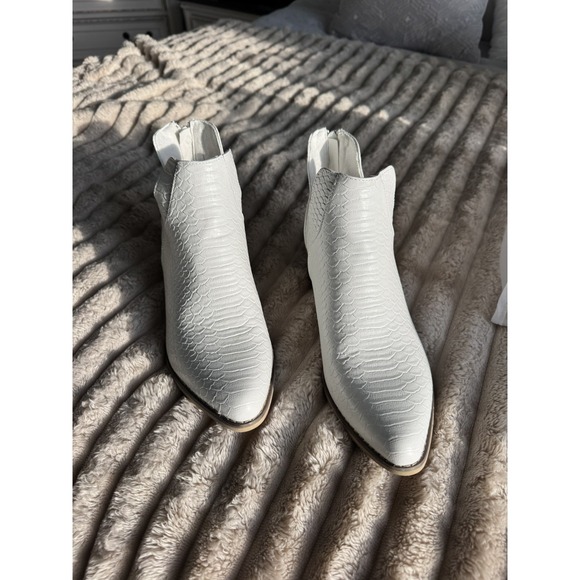 Women's Ankle Bootie V Cut Low Stacked Heel Closed Toe White  - Size 9 - Picture 3 of 6